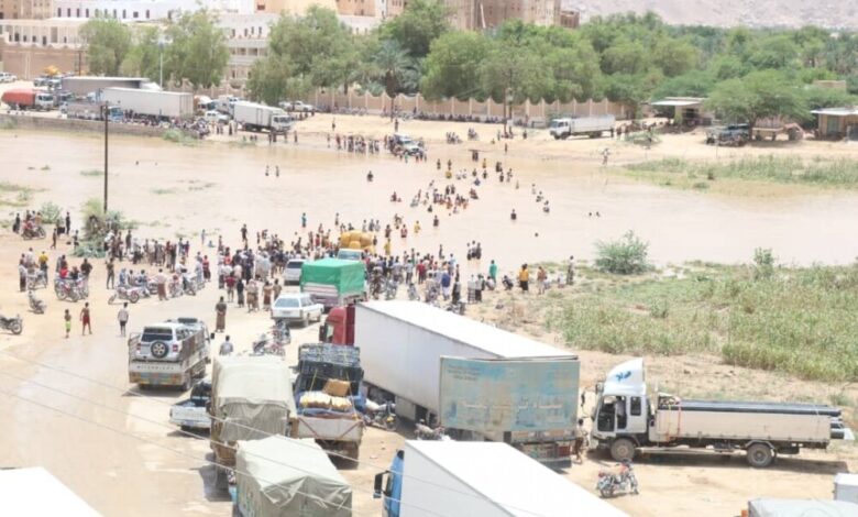 جهود إيوائية وإنسانية تجاه العالقين بعد إنقطاع الخط الدولي في مدينة شبام من قبل الأهالي .