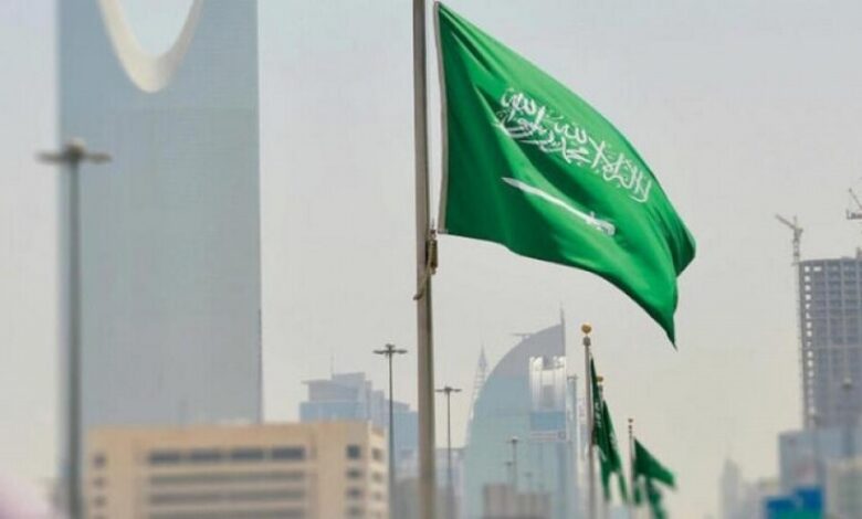 السعودية:ترحيل أي مقيم لا يلتزم بالكمامة