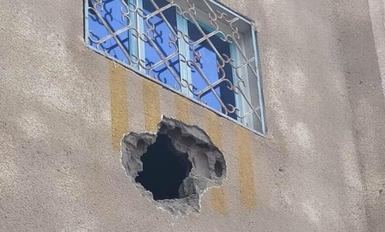 تضرر منزل مواطن في حيس جراء استهداف الحوثيين للمدينة