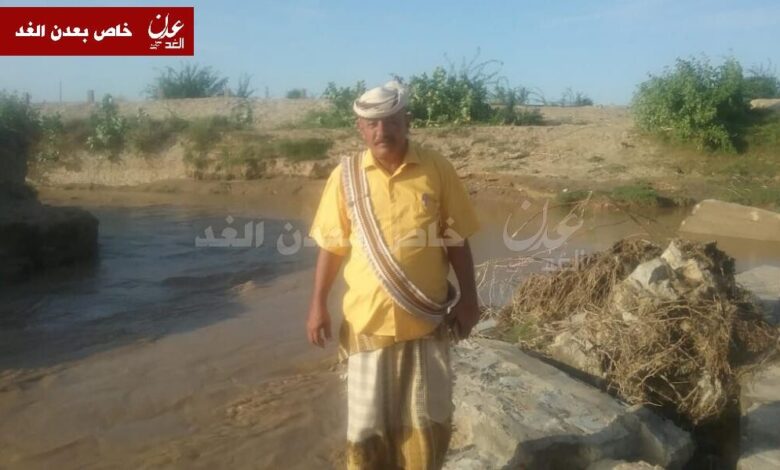 مدير مكتب الزراعة بأحور يقوم بزيارة تفقدية لاضرار السيول في قنوات الري والاراضي الزراعية بالمديرية