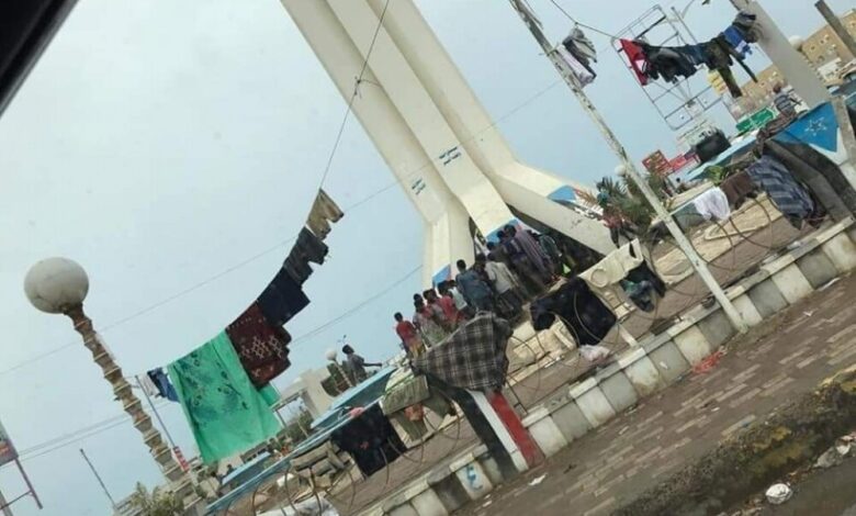 الأفارقة في عدن يفترشون الجولات والأهالي يناشدون المنظمات ايوائهم بالمخيمات ( صورة )