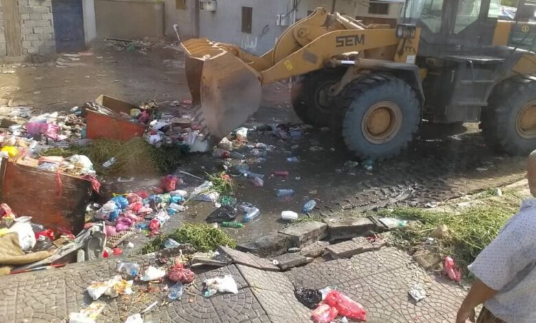 تواصل حملات النظافة ورفع مخلفات السيول بالعاصمة عدن