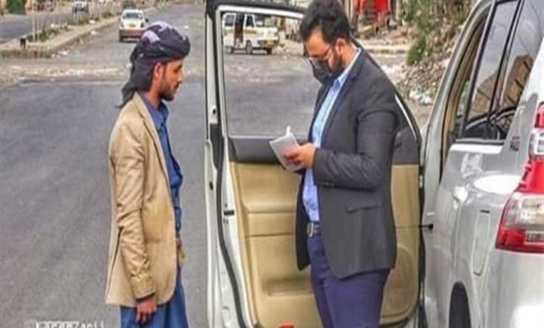 بلافتة على السيارة.. طبيب يمني يقدم استشارات في شوارع صنعاء