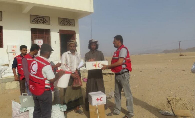 جمعية الهلال الأحمر اليمني فرع شبوة تقدم مساعدات للأسر المتضررة من الفيضانات بالمحافظة