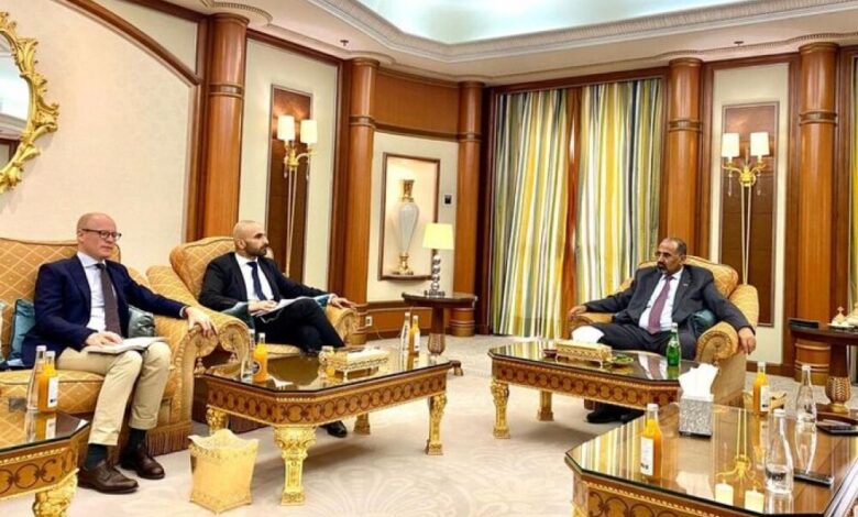 سياسي يمني:استقبال الزبيدي لسفراء غربيين في الرياض يأتي لتهيئة الرأي العام الدولي للتعامل مع الانتقالي مستقبلا