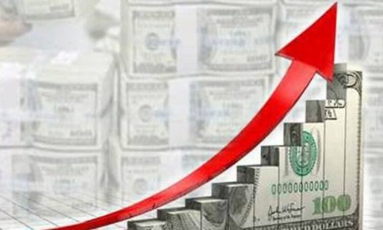 ارتفاع الدولار يفاقم أزمات المواطنين في عدن.. ماسبب الارتفاع والى حد ممكن ان يصل؟