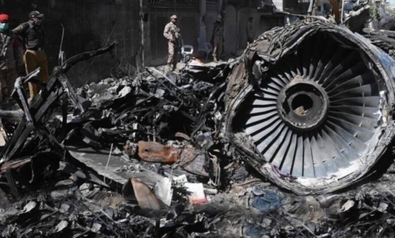 نقاش حول كورونا وراء تحطم الطائرة الباكستانية ومقتل 97 مسافراً