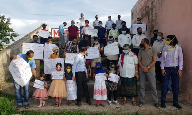 العالقون في مدينة أورنج أباد ينفذون وقفة إحتجاجية ويعلنون الإعتصام في مقر القنصلية ومكتب اليمنية في ممباي