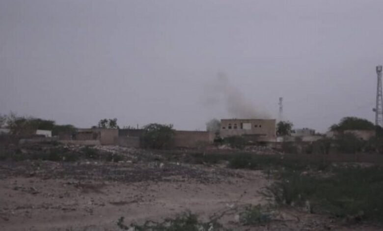 استهداف حوثي يطال أحياء سكنية في حيس والقوات المشتركة تخمد مصادر النيران