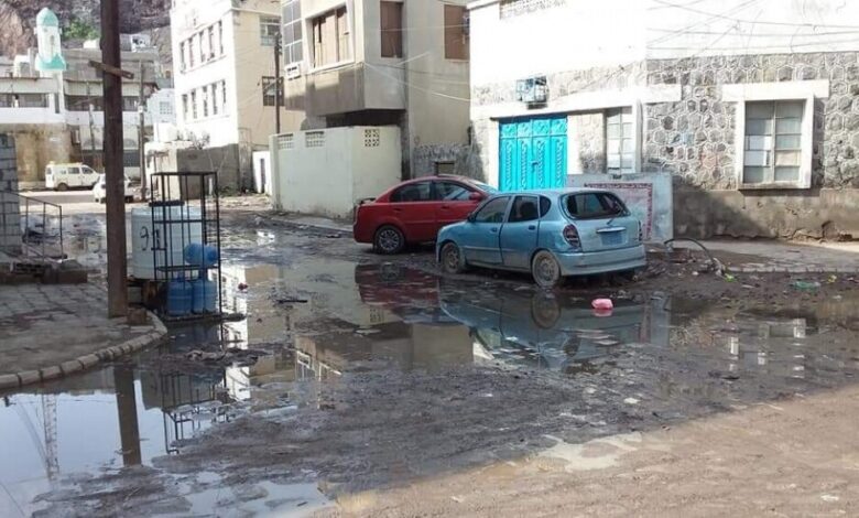 أهالي مديرية كريتر يناشدون محافظ عدن إنقاذهم بعد تراكم مياه الأمطار في المديرية