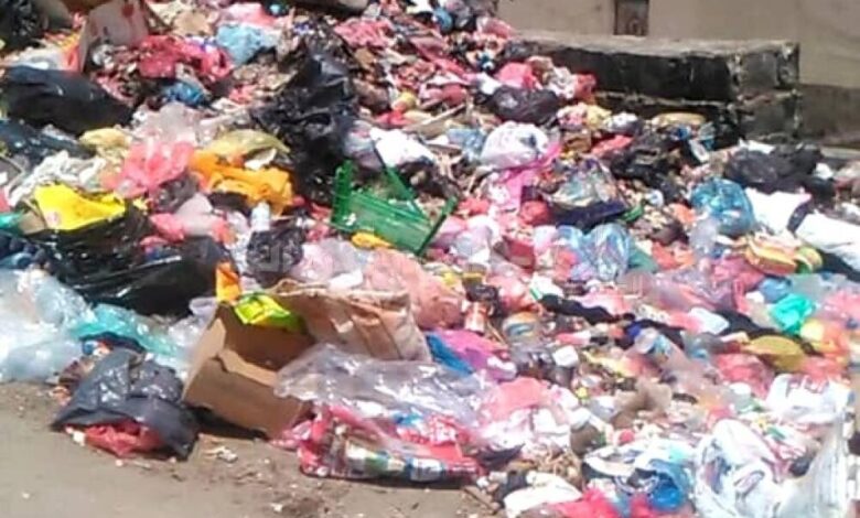 مواطنون بالتواهي يشكون تكدس القمامة في منطقة البنجسار