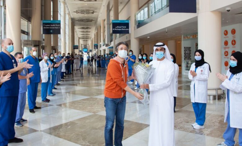 مستشفى دبي الميداني يغلق ابوابه ويحتفي بمغادرة آخر مصاب بـ«كورونا»