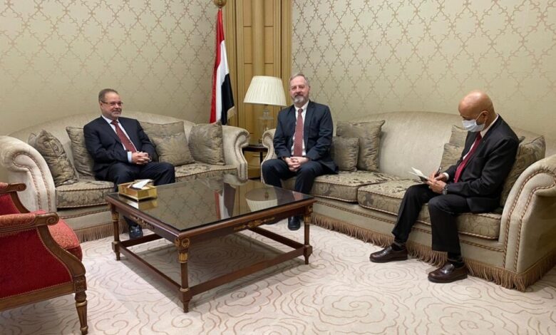 المخلافي يبحث مع السفير الامريكي لدى اليمن سبل تنفيذ اتفاق الرياض