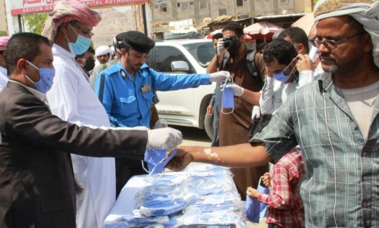 تنفيذ حملة توزيع الكمامات القماشية المجانية للمواطنين بسيئون