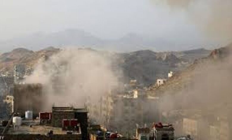 تعز ... المليشيا الحوثية تستهدف الاحياء السكنية بصاروخ كاتيوشا