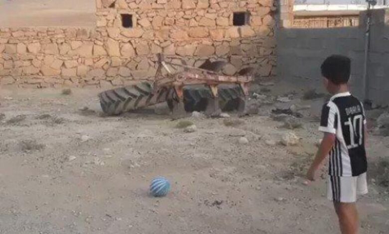 على طريقة باولو ديبالا.. شاهد طفل يمني يسدد كرة باحترافية لتدخل هدف يفوق حجمها بقليل (فيديو)