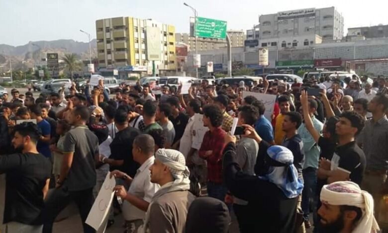 مئات المواطنين بخورمكسر يتظاهرون إحتجاجا على تردي الخدمات