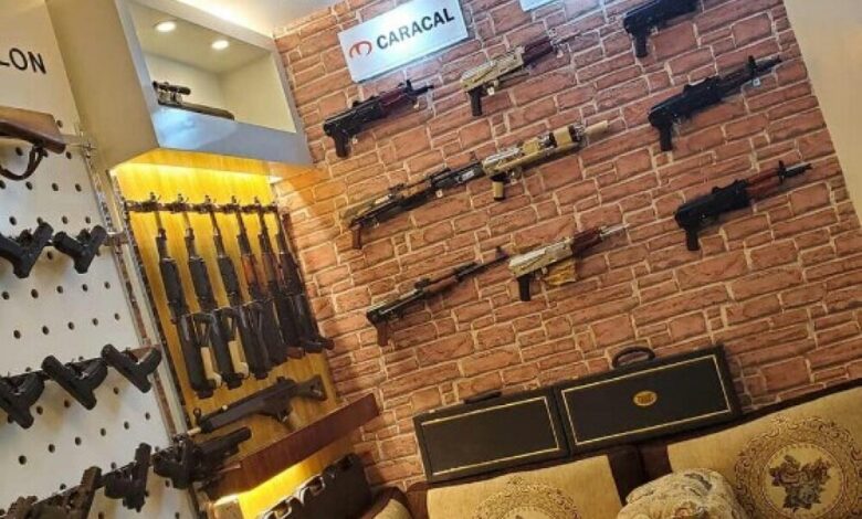 شاهد بالصورة.. محل فخم لبيع السلاح في قلب صنعاء يعكس ثراء قيادات الحوثيين