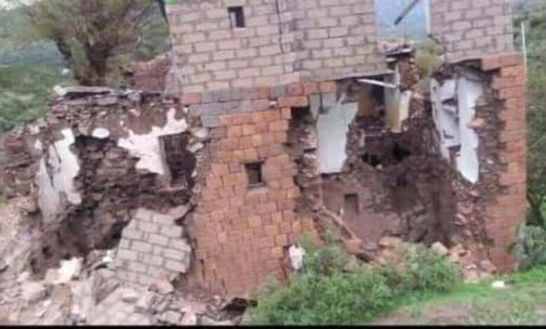 إب..تهدم منازل مواطنين بسبب هطول أمطار غزيرة ونزوح عائلات جراء إنزلاقات أرضية