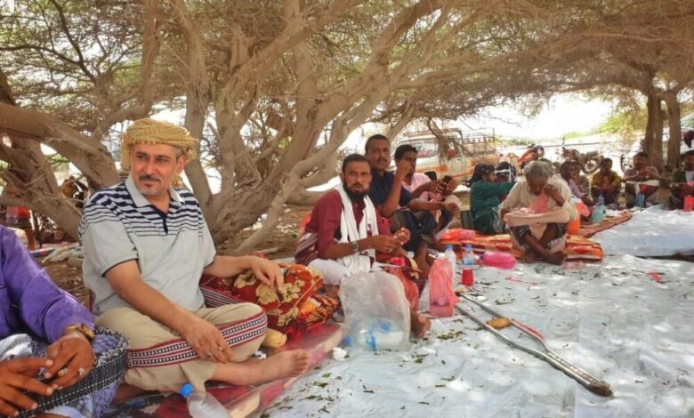الشيخ وليد الفضلي يزور القبائل التي تضررت من الحرب في مشارف زُنجبار