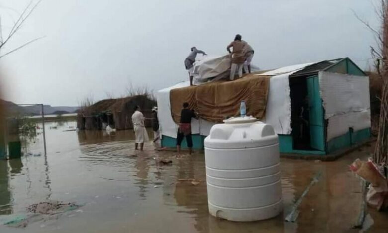 تيار نهضة اليمن مأرب يدشن توزيع بعض المساعدات الغذائية والعينية لمتضرري الفيضانات بمأرب.