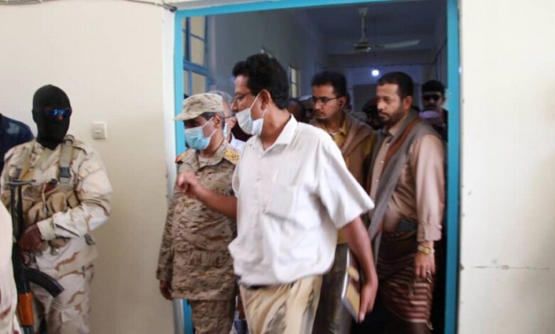 المحافظ البحسني يطلع على سير العمل الصحي في مستشفى مقيبل الجحي بدوعن