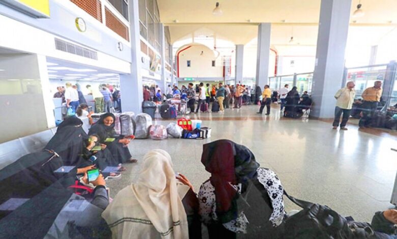 حصري -منع مسافرين يمنيين من السفر إلى سقطرى عبر مطار عدن