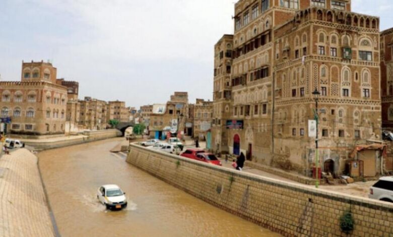 قوافل غذائية لمسلحي الحوثي وتجاهل لمنكوبي السيول والأمطار