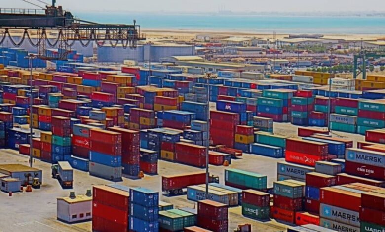 لجنة الفحص المتخصصة تبدأ بمعاينة المواد الموجودة بأرصفة ميناء عدن