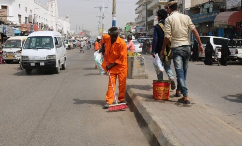 محلي الشيخ عثمان يجتمع بفريق التوعية البيئية ... وعمال النظافة ينفذون حملة نظافة واسعة 