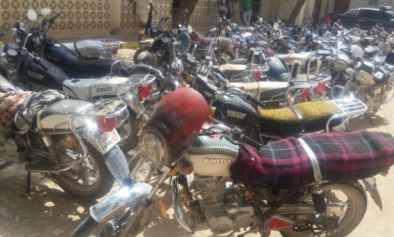 شرطة السير بمديرية سيئون تنفذ حملة مرورية واسعه وتضبط 70 دراجة نارية غير مرقمة