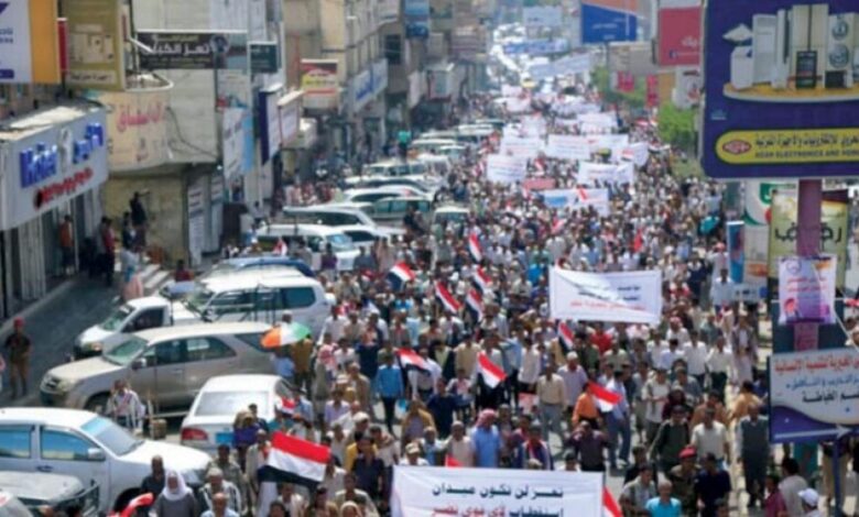 تجمع حاشد في تعز يدعم «الشرعية» ويدين الحوثيين