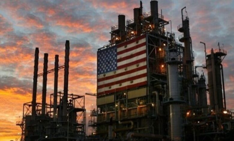 زيادة مفاجئة في المخزونات الأمريكية تنزل بأسعار النفط