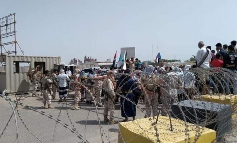 محافظ عدن يكلف الوكيل الزامكي للتفاوض مع المعتصمين العسكريين "فيديو"