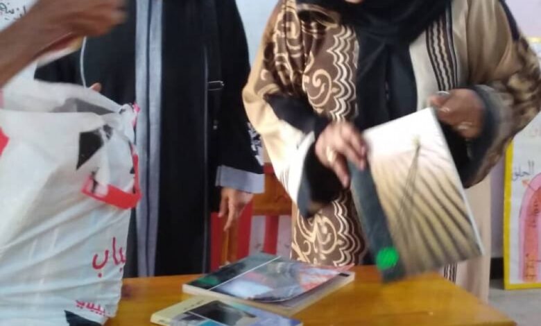 الكاتبة والصحفية نادرة عبدالقدوس تزور مدرسة نوري حيدر وترفد مكتبتها بمجموعة من الكتب
