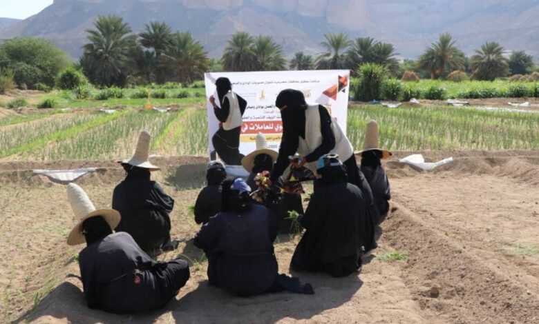 مؤسسة بنت الريف بالقطن تواصل نزولاتها الميدانية التوعوية للعاملات في المزارع