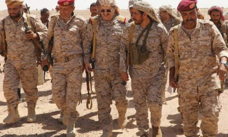 وزير الدفاع يتفقد الخطوط الأمامية والمواقع المحررة في جبهات القتال بمحافظة الجوف