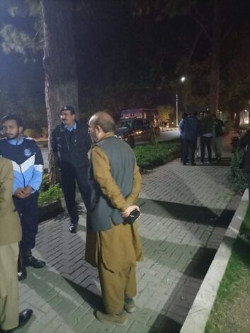 الأمن الباكستاني يعتقل الطلاب المبتعثين المطالبين بمستحقاتهم من أمام سفارتهم بإسلام أباد