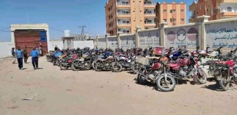 مالكو الدراجات النارية المحتجزة لدى مرور المهرة يناشدون المحافظ بن ياسر الافراج عنها