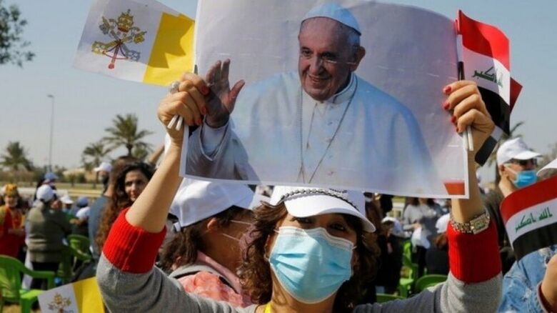 البابا فرنسيس يصل إلى العراق في زيارة تاريخية رغم تفشي كورونا والمخاطر الأمنية