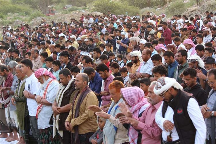مئات المصلين بسرار يافع يؤدون صلاة العيد ويتبادلون التهاني بمناسبة عيد الأضحى المبارك