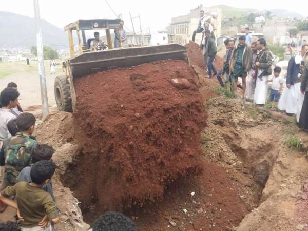 الحوثيون يعتدون على المقابر في إب