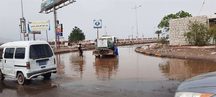 صندوق النظافة  يشفط مليون و100 الف لتر من مياه الأمطار من شواع العاصمة عدن