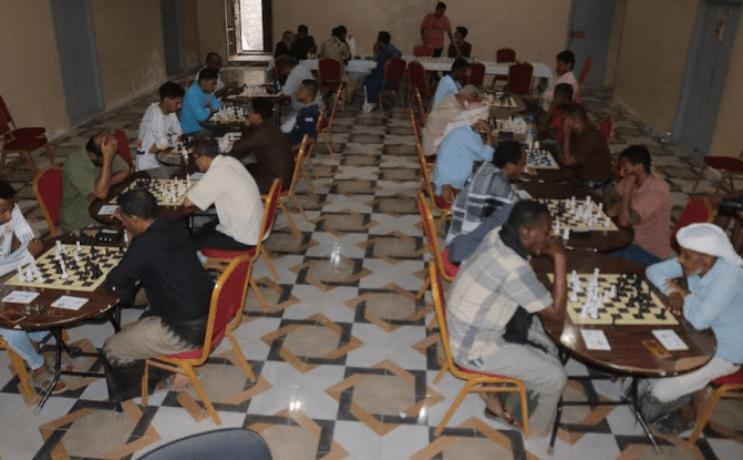 انتصارات ونتائج متوقعة في الجولة الأولى لبطولة الفقيد حسين العكبري الشطرنجية بالمكلا