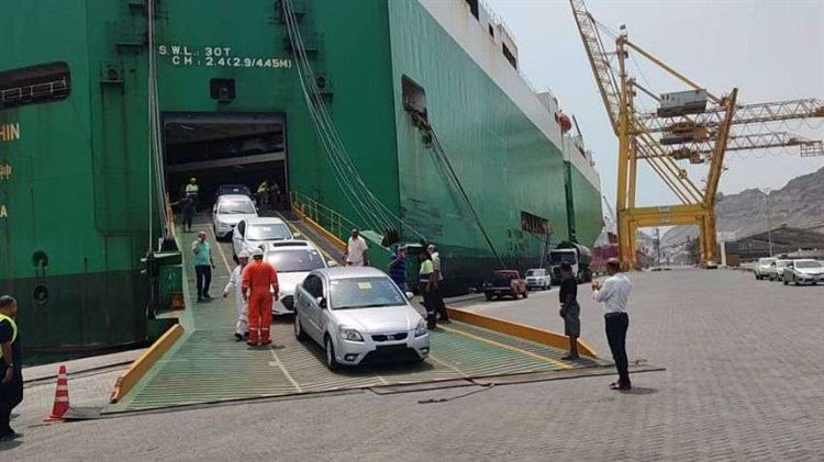 ميناء عدن يشهد عملية تفريغ أكثر من 1000 سيارة متنوعة خلال وقت قياسي