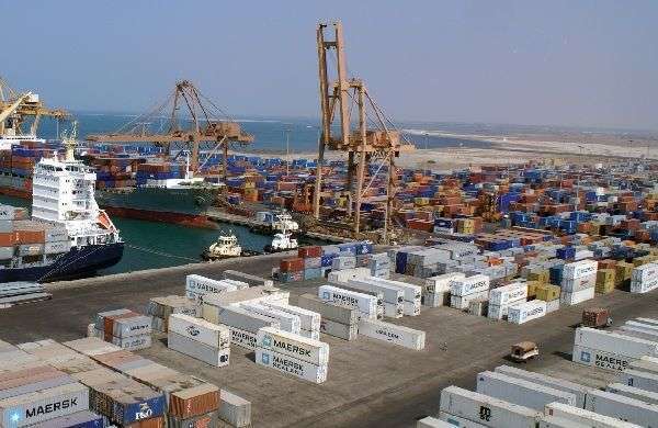 ردا على تصعيد الحوثيين.. الحكومة تهدد بإعادة النظر في تسهيلات تشغيل ميناء الحديدة
