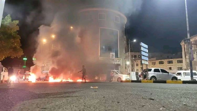 صحفي : الاحتجاجات الشعبية الغاضبة في عدن ستستمر حتى يتم توفير كمية كافية لوقود كهرباء عدن