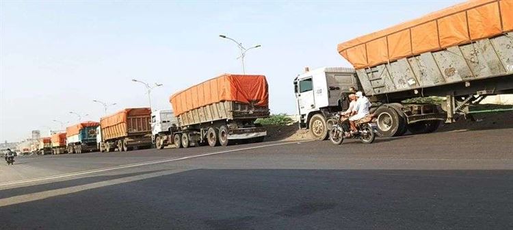 الحديدة : مليشيا الحوثي تحتجز 300 شاحنة بعد خروجها من الميناء