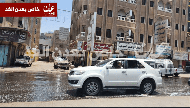 عدن.. شوارع الشيخ عثمان تغرق بمياه الصرف الصحي