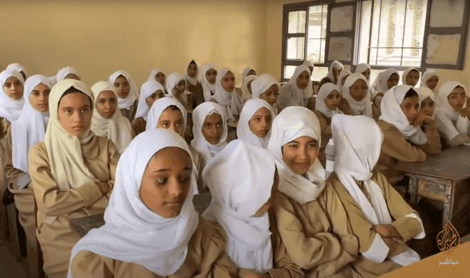 اليمن.. الكثافة العددية والأسعار عائقان أمام حق الطالبات في التعليم
